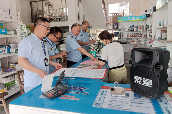 执法人员在莲塘镇开展农资经营安全执法巡查。