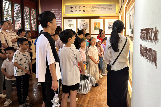 参观家风馆展厅现场。