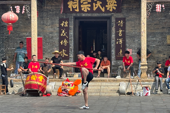 当地习武村民正在演示武术动作