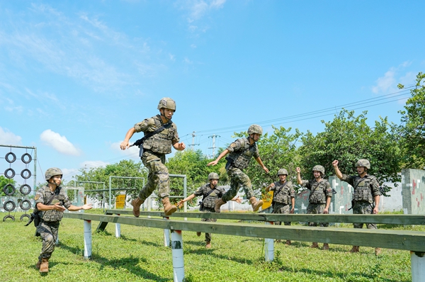 武警官兵在训练中冲锋在前。