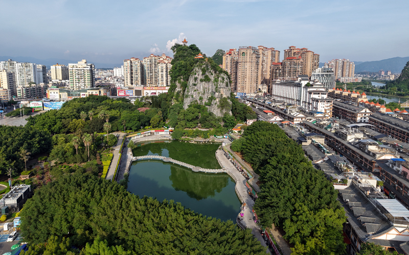 改造后的灵峰广场人工湖。盘姝吚摄